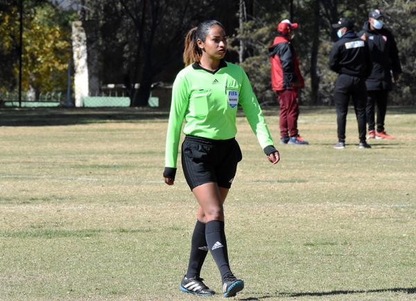 ALEJANDRA IMPARTE JUSTICIA EN LA CANCHA