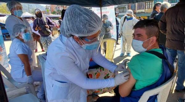 Campaña masiva de vacunación contra coronavirus en Bermejo