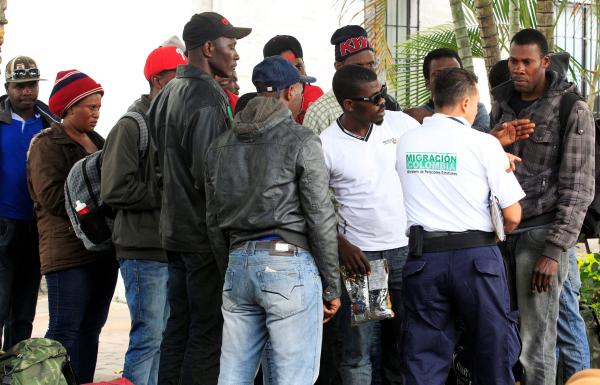 Miles de haitianos permanecen  varados en Caribe colombiano