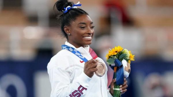 Simone Biles vence a sus “demonios” con bronce en barra