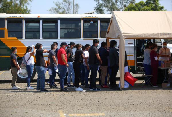 Miles de niños migrantes  atrapados bajo custodia