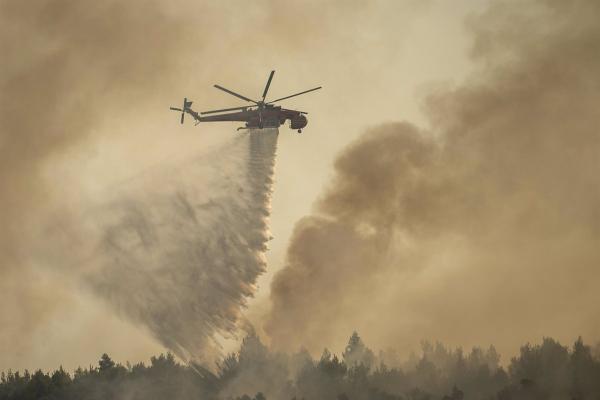 Primer ministro de Grecia visita  zona afectada por incendios