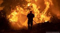 Bomberos en luchan contra  incendio en isla griega Eubea