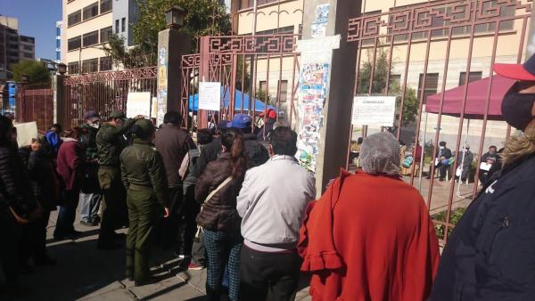 Protestas y retraso en reinicio de vacunación para segunda dosis