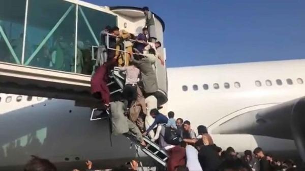 Caos se apodera del aeropuerto de Kabul