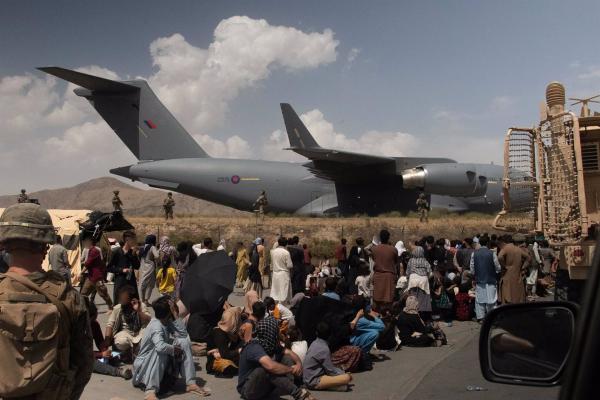 Miles de afganos asedian  el aeropuerto de Kabul