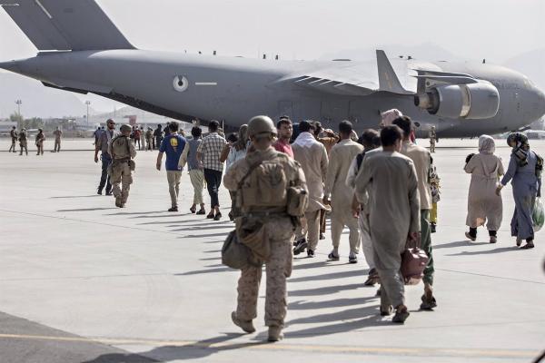 Más de 10.000 personas esperan  evacuación en aeropuerto