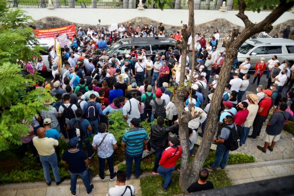 Manifestantes retuvieron a  López Obrador en México