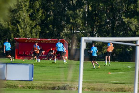 Tabarez no da pistas de probable equipo ante Perú