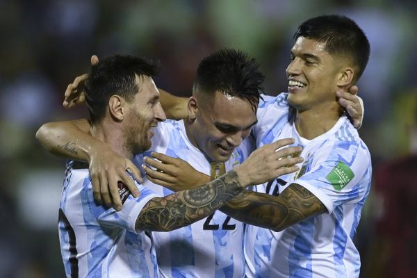 Argentina triunfa y  pisa los talones a Brasil