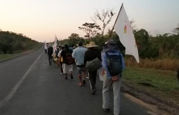 Marcha indígena arriba a población El Puente