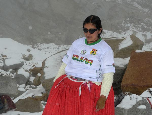 Cholitas escaladoras juegan fútbol en la cima del del Huayna Potosí