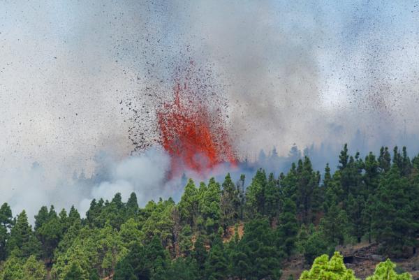 Volcán entra en erupción en isla de La Palma