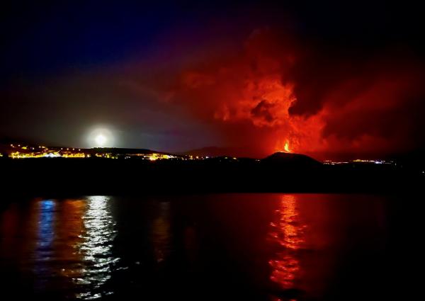 La Palma cierra aeropuerto  por erupción volcánica