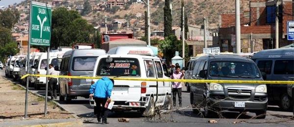 Transportistas bloquean vías en Punata por nueva línea