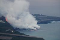 Lava se precipita al  océano Atlántico