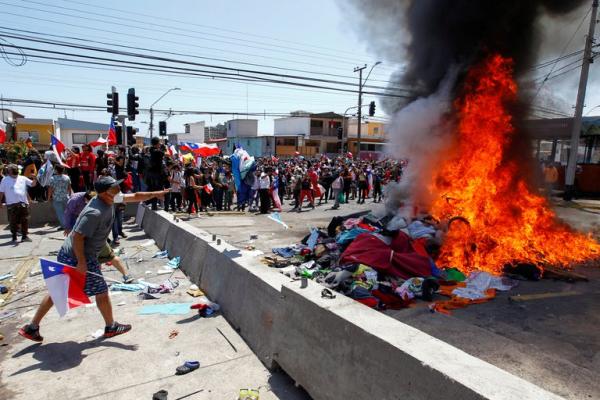 Protesta antiinmigrante con detenidos y un herido