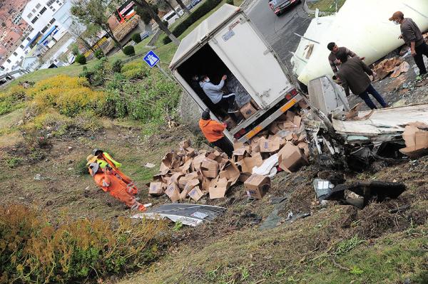 Hecho de tránsito en centro paceño  deja daños materiales de consideración