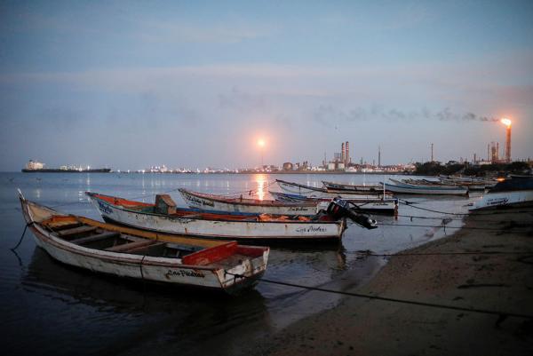 Pueblos costeros sufren  derrames de petróleo