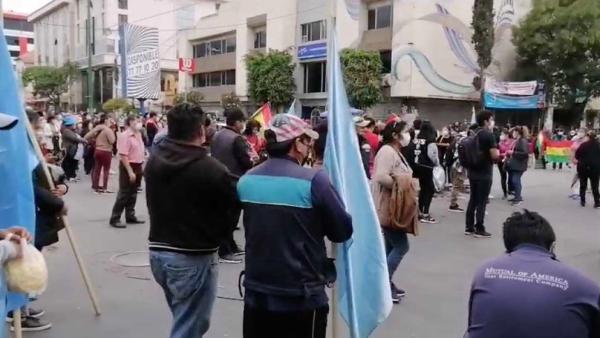 Gremiales bloquean el  centro de Cochabamba