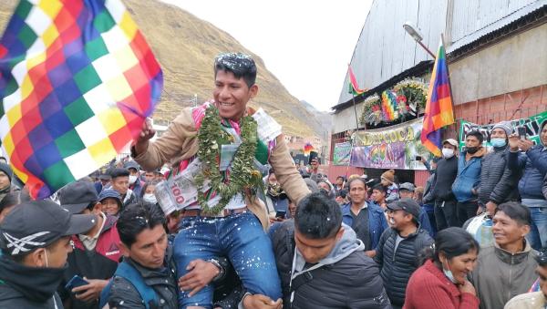 Dirigente cocalero afín al MAS  inaugura nuevo mercado de coca