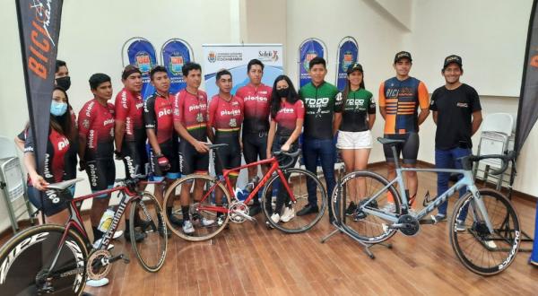 200 ciclistas inician la Vuelta a Cochabamba