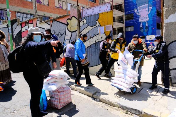 Dos empresas estatales compiten  para entregar canasta estudiantil