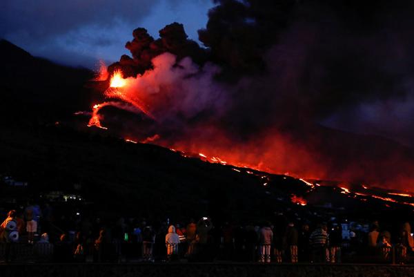 España se compromete a  apurar ayuda para La Palma