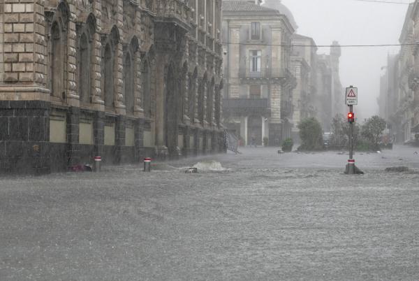 Tormenta convierte plazas en lagos