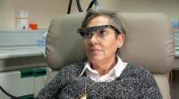 Aplicación de implante cerebral  da vista artificial a mujer ciega