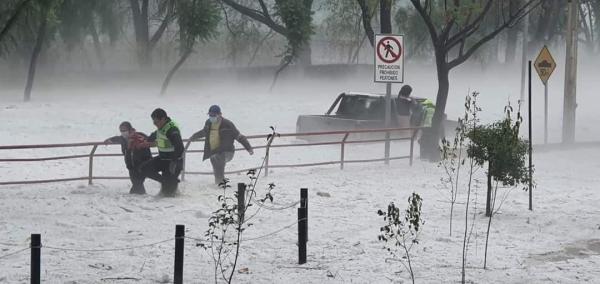 Fuerte granizada e intensa lluvia  ocasionan destrozos en Tarija