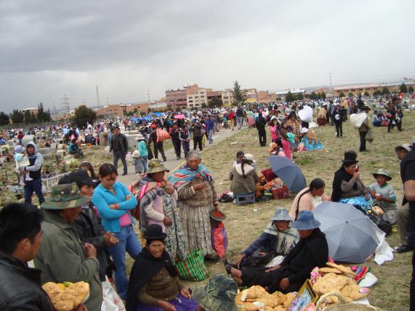 El Alto conserva tradiciones de Todos Santos