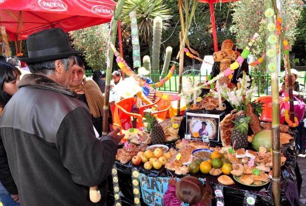 Población recibe al mediodía  a las almas de seres queridos