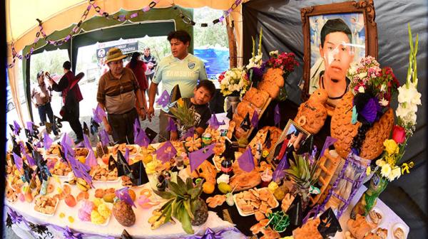 Con mesas de comida y flores alteños recibieron a sus almas