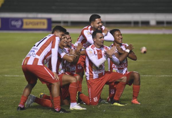 El “Matador” vuelve a acechar la cima con goleada