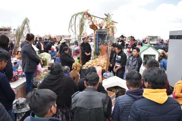 Familias despiden a difuntos  en cementerios de El Alto