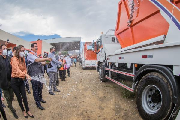 Seis camiones mejorarán recojo  de residuos sólidos en Cochabamba