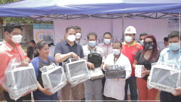 Mujeres reciben atención  médica en Feria de Salud