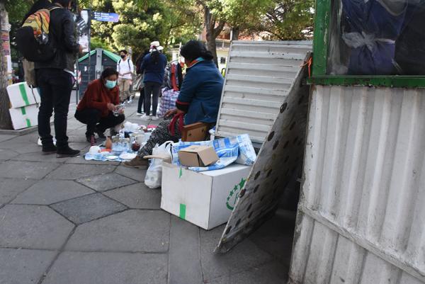 Vecinos alarmados por invasión de comerciantes en plaza España