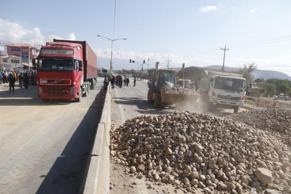 Efectivos policiales  desbloquean ruta al occidente