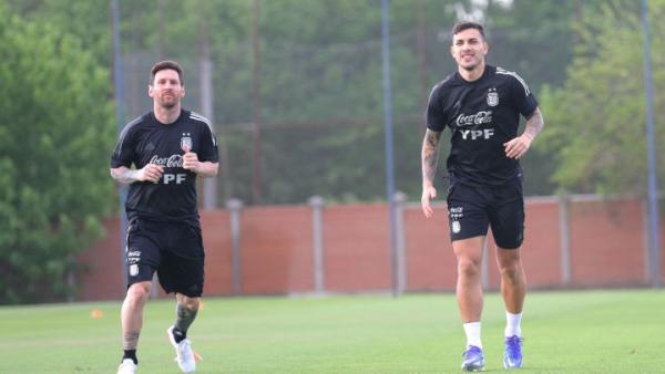 Messi y Paredes, entre algodones, estarán ante Uruguay