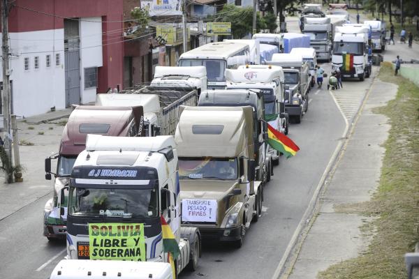 Transporte pesado se moviliza  en rechazo al abuso policial