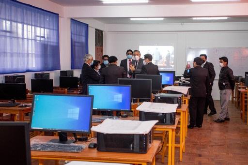 Unidad educativa recibe equipamiento tecnológico