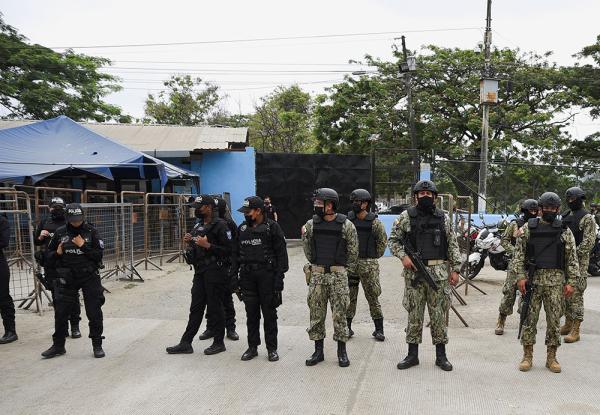 Presidente de Ecuador cambia  jefes de Fuerzas Armadas