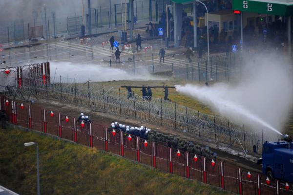 Camión de Polonia dispara  agua contra migrantes