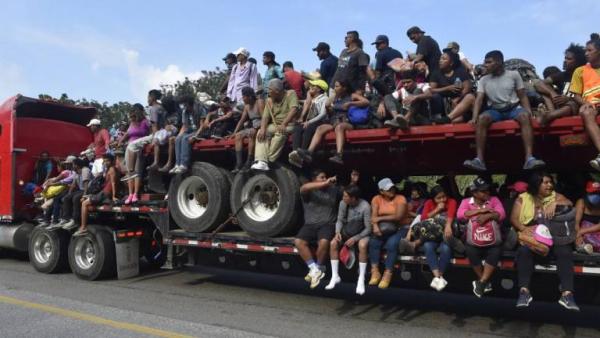 Hallan 600 migrantes en dos trailers