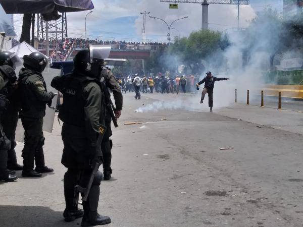 Marcha termina con intento  de tomar oficinas de Fejuve