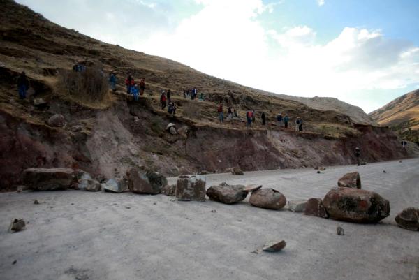 Comunidad bloquea   ruta a Las Bambas