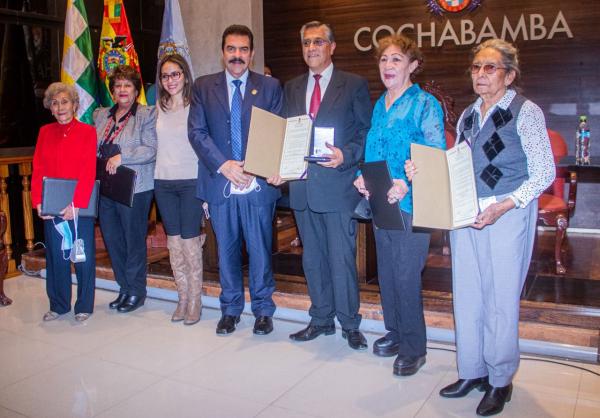 Unión Nacional de Poetas y  Escritores recibe condecoración