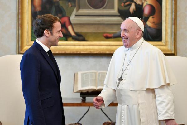 Papa le dice a  Macron  «todavía estoy vivo»